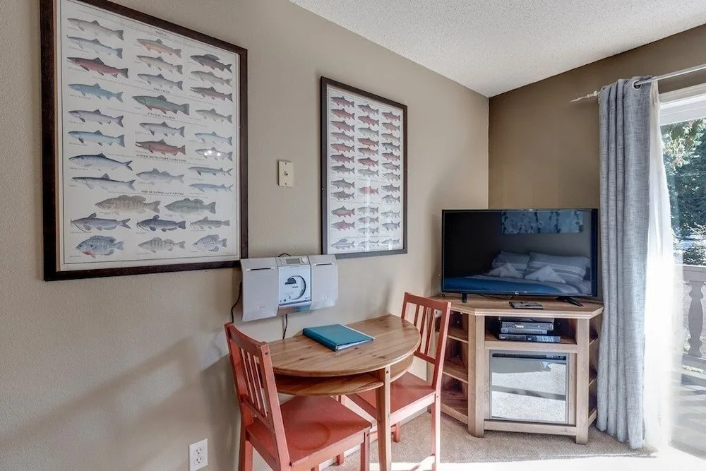 37sll - Economical - Convenient - Kitchenette - Sleeps 2 1 Bedroom Condo by Redawning