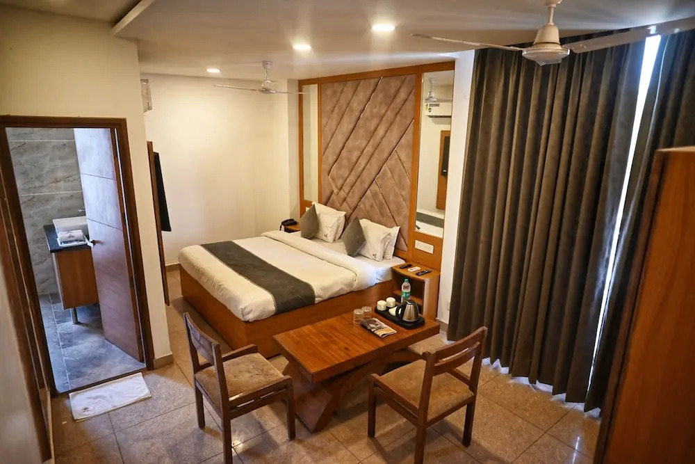 Hotel Lake View - Near Sukhna Lake