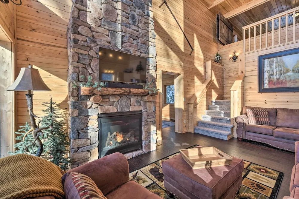 Paddle Ready: Hayward Lake View Retreat w/ BBQ