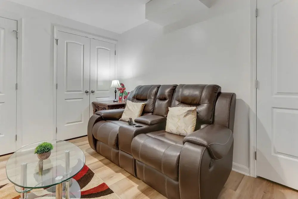 Cozy Inwood Apartment: History, Hiking & Wine!