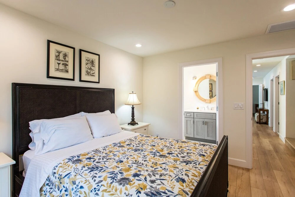 Sorrento Luxury Vacation Home: Expansive 5-Bedroom, 4.5-Bath Retreat with Private Pool, Hot Tub, and Pet-Friendly Accommodations – Just a Short Walk from Stunning Vanderbilt Beach