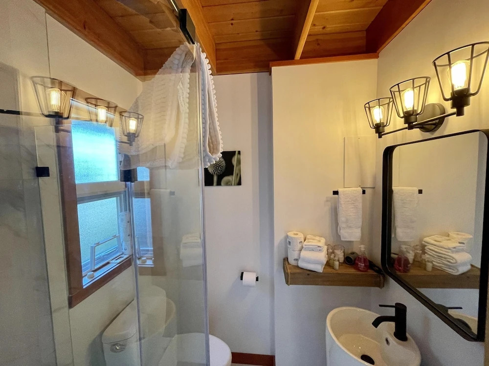 Private Oceanfront Cabin And Hot Tub! - Gww