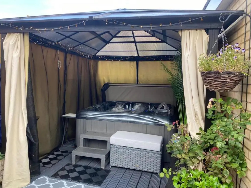 Secret Gem Luxury Hot Tub 1 Bed Garden Flat