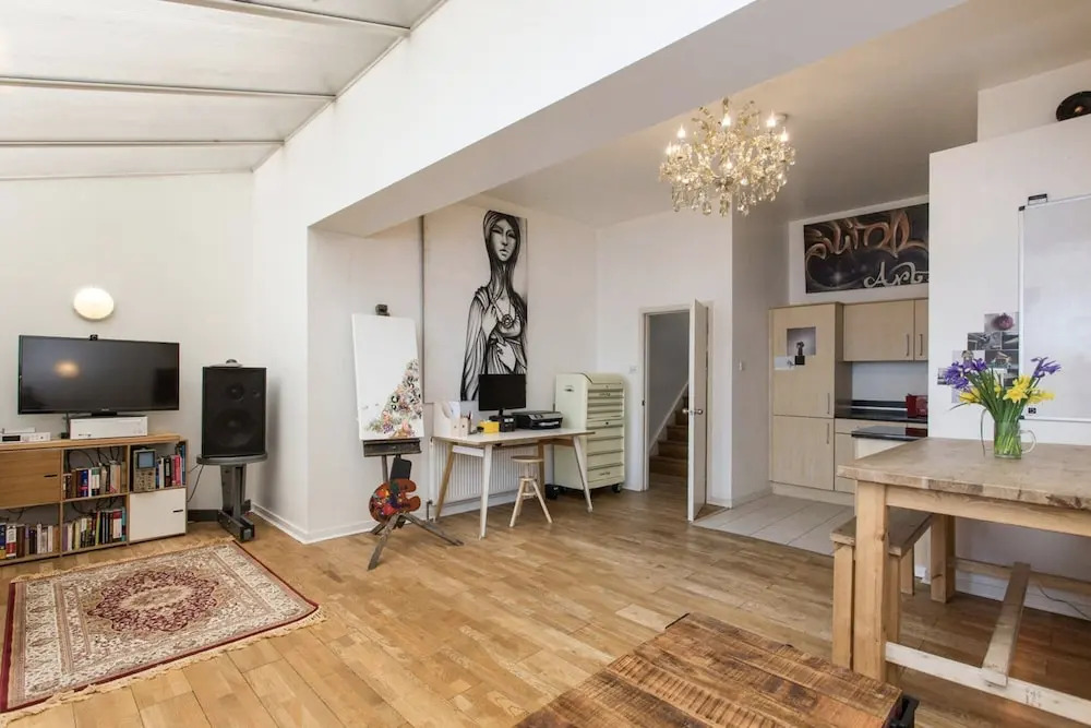 Bright & Spacious 2 Bed w/ Terrace near City Centre