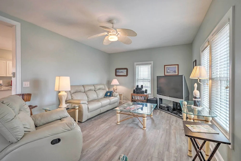 Updated Family Getaway: Walk to Sea Haven Beach!
