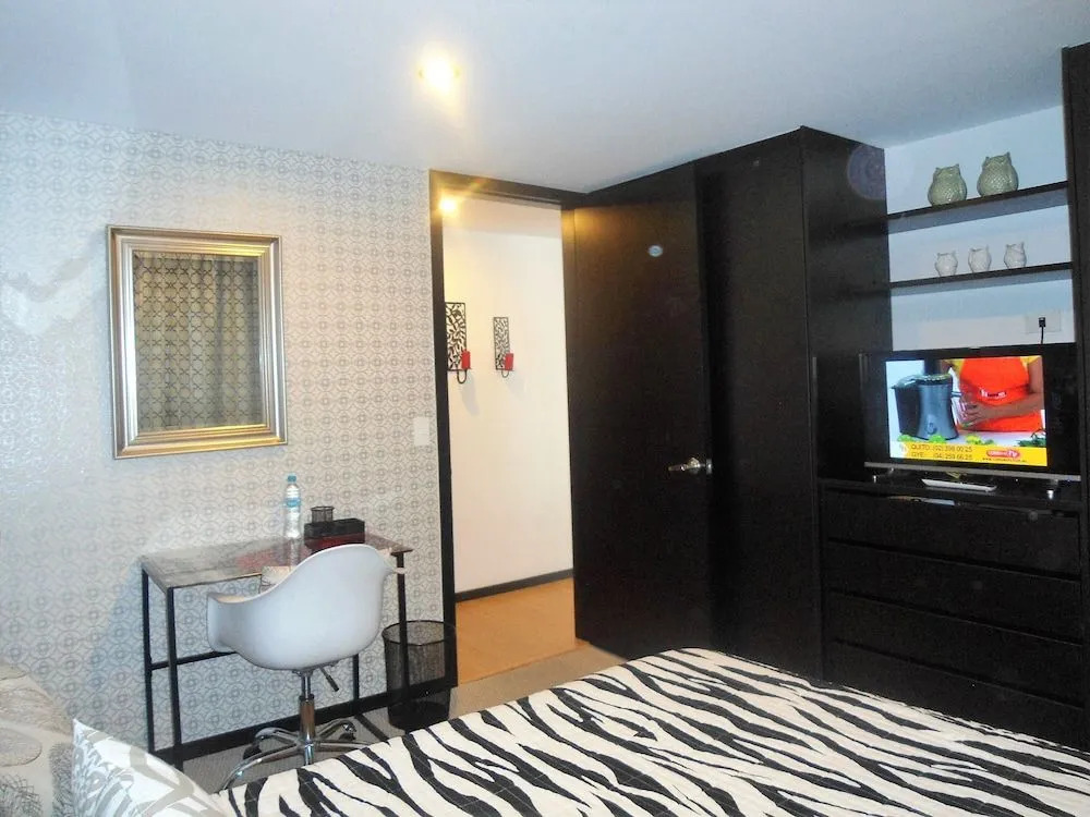 PLAZA FOCH Area - APARTMENTS with Balcony