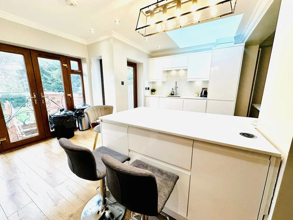 Spacious 6 Bed Residence in Wembly, London
