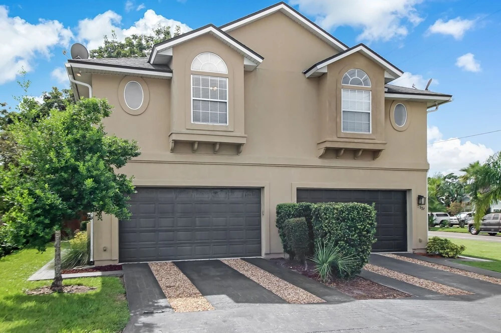 Spacious Townhome, 10 min to the Beach, Dogs OK!