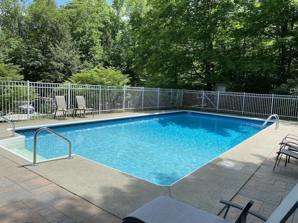 14 Snowside 2 Bedroom Condo by RedAwning