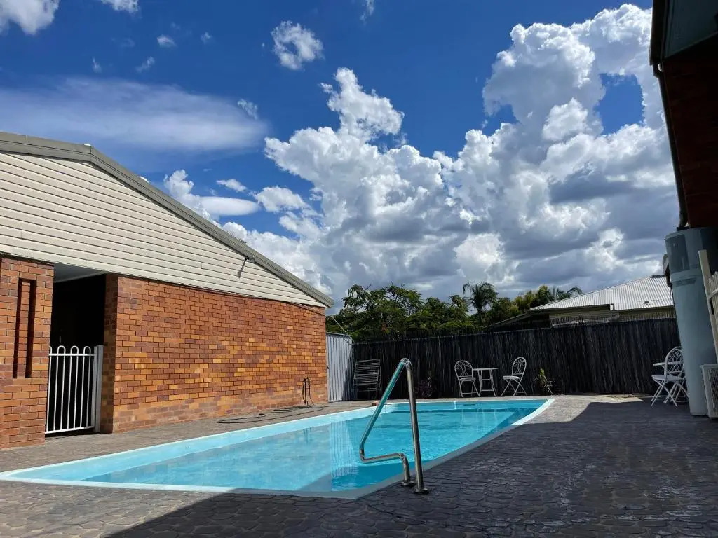 Abajaz Motor Inn - Pool and short walk to Town