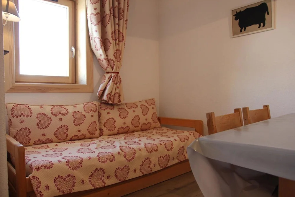 This nice apartment of about 28m2 is at the 4th floor Apartment 1 agen