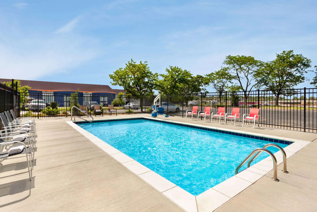Super 8 by Wyndham Lenexa Overland Park Area/Mall Area