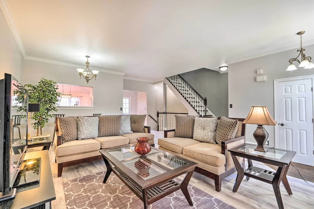 Pond-view Deck + Pool Table: Woodbridge Haven!