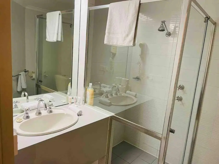 438/247 entire 1BR exHotel Room in the heart of city