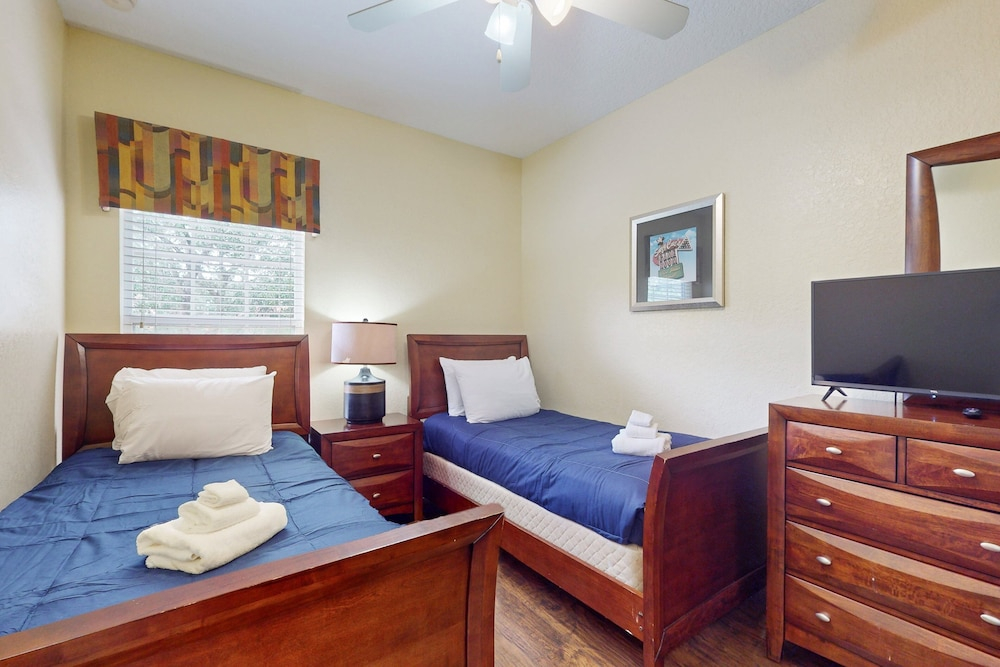Gated-entry Townhome, With Shared Pool, Central AC, Near Theme Parks