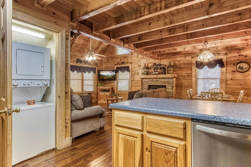 Er 256 - Smoky Mountain Top Great Location - Close To Town! 3 Bedroom Cabin by RedAwning