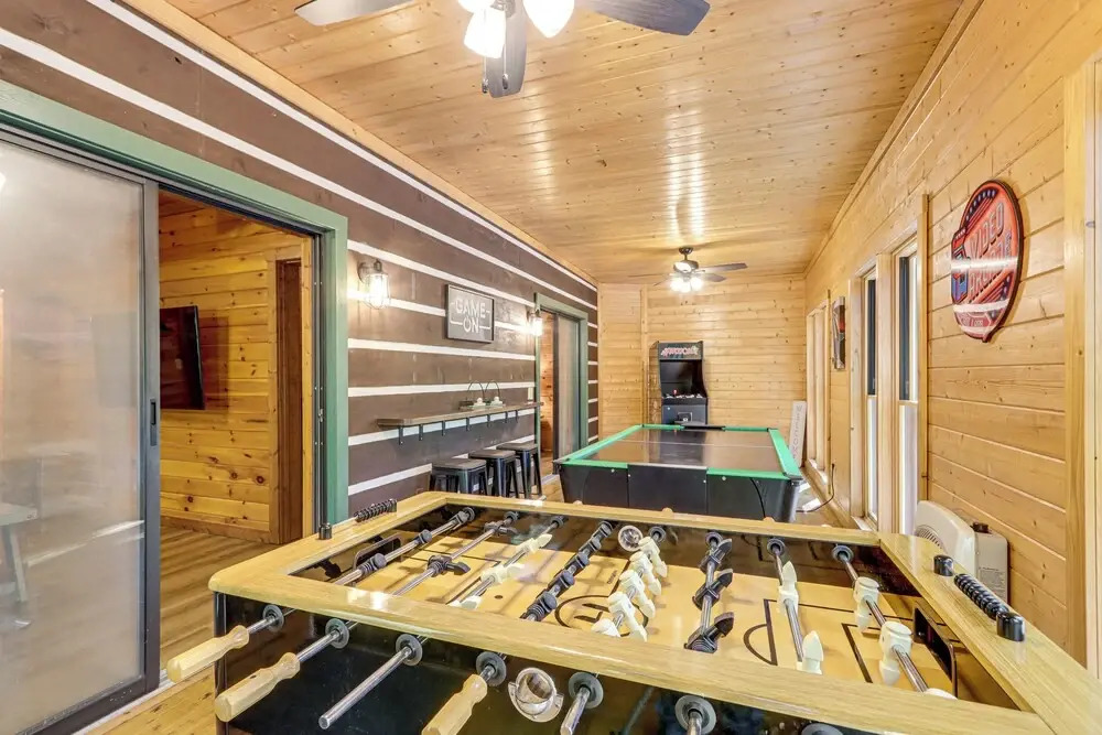 Blue Ridge Cabin w/ Hot Tub, Fire Pit, & Game Room