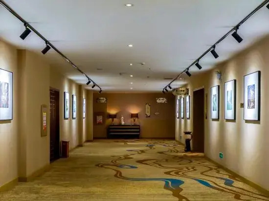Yunshang Caohai Hotel (Bijie Zhe Mall)