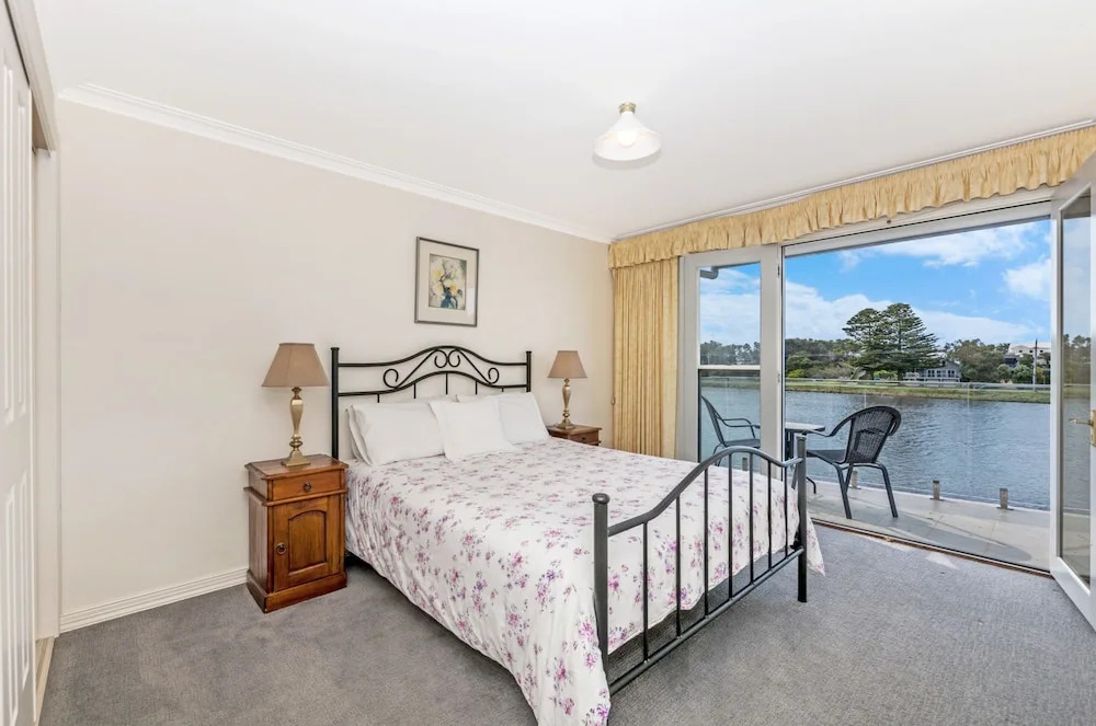 River Charm Apartment
