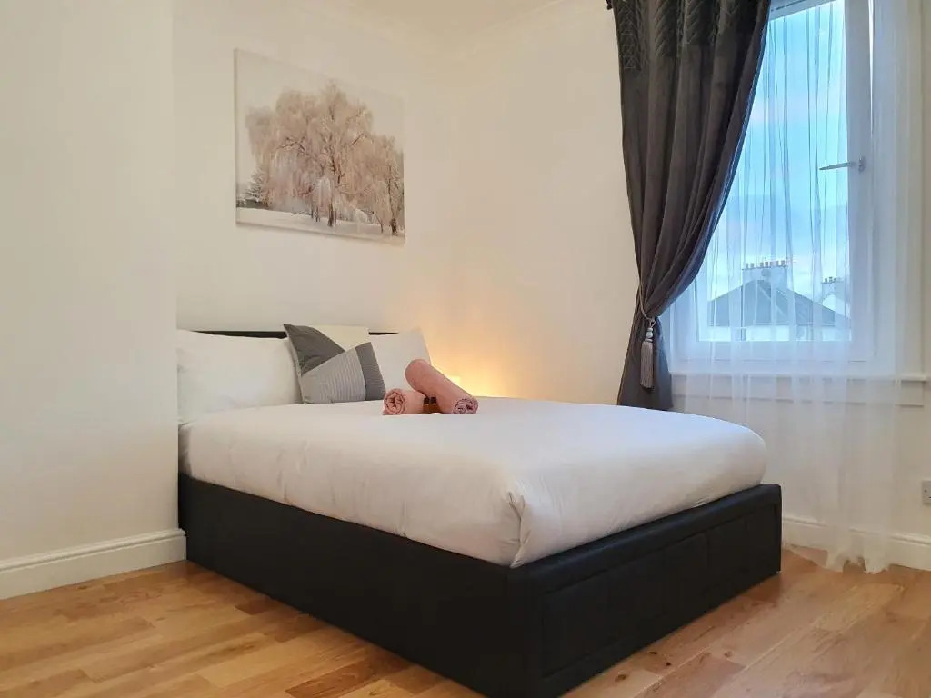 Glasgow Comfortable and Modern 3 Bedroom Mid Terraced Villa