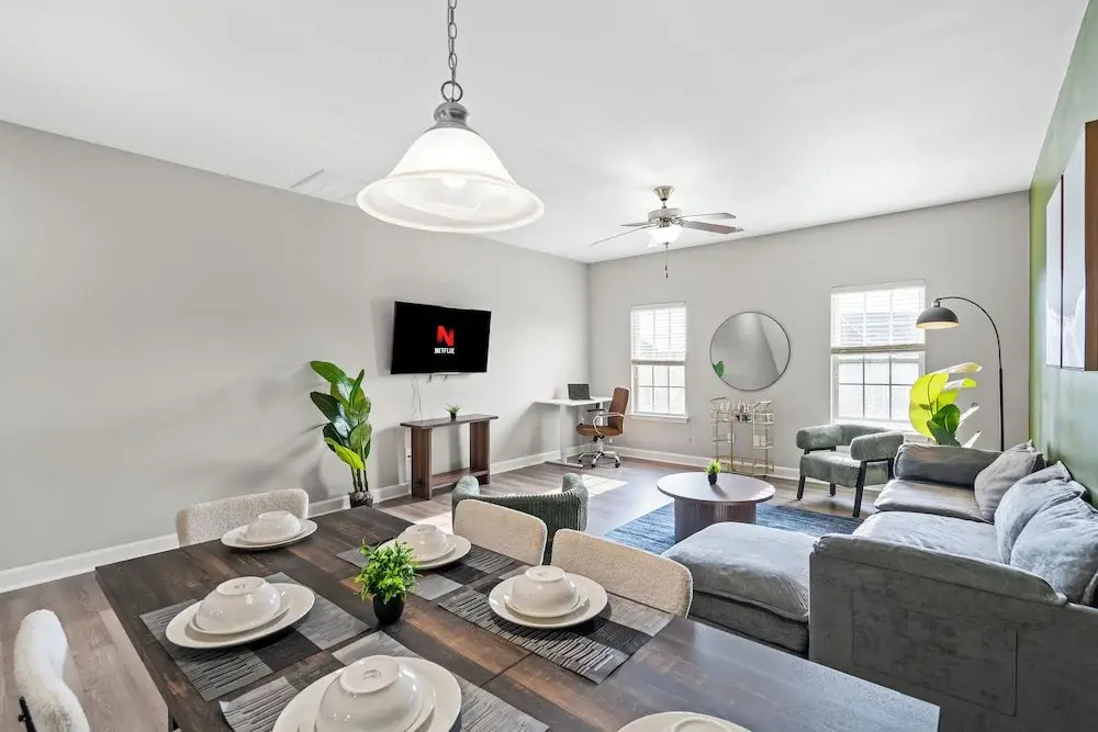 Upscale King 3BR Townhouse in Pineville