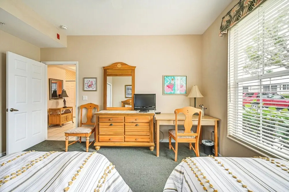 Naples Condo w/ Pond Views & Patio - Near Golf!