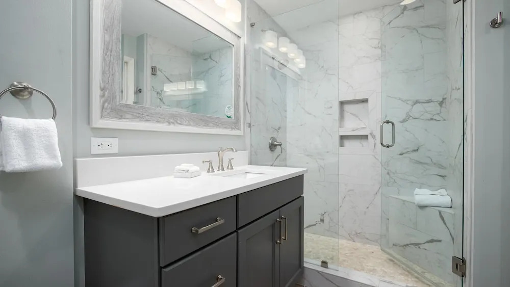 Luau I 7402/7404 - Flr14 - 3BR 3BA - "hurry Sundown"