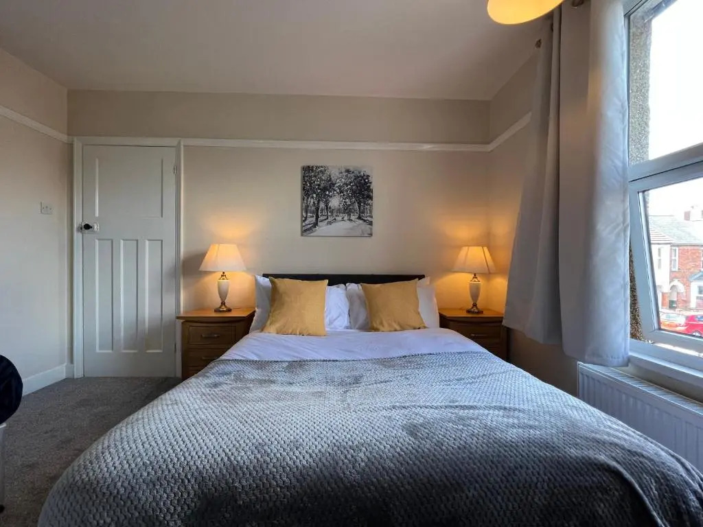 Comfortable King Bed - Location - Contractors - Family - Parking