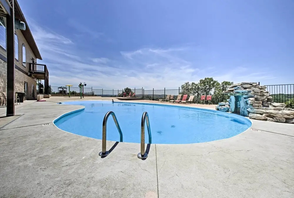 Luxe Mtn-view Condo in Branson w/ Hot Tub Access!