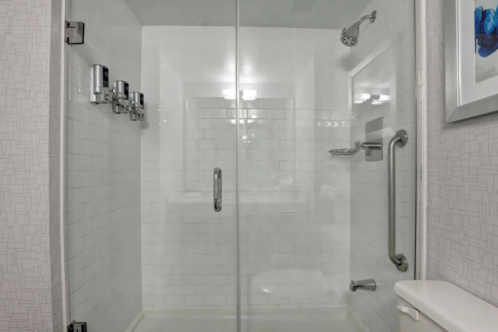 Отель Four Points by Sheraton Toronto Mississauga