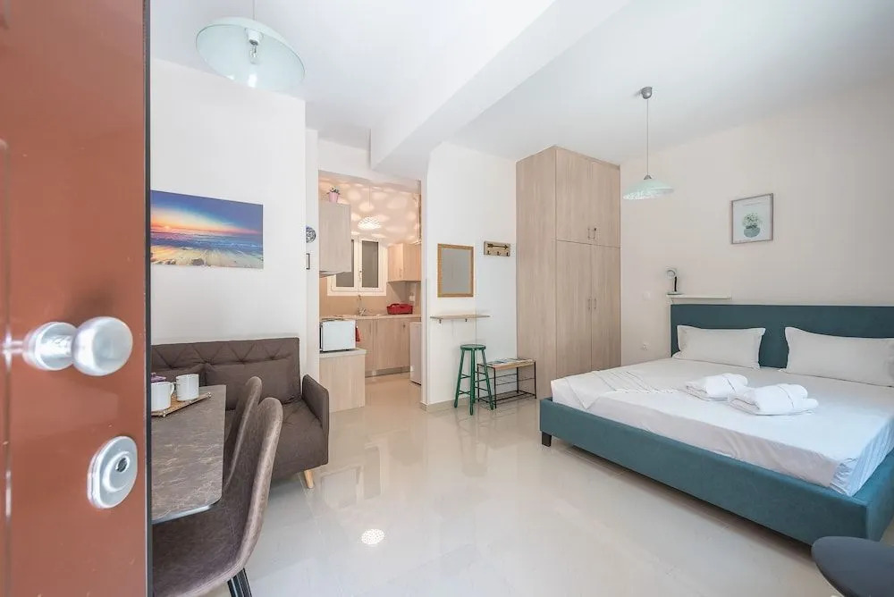 SHARING ROOM IN NEAR THISSIO METRO STATION BY ACROPOLIs