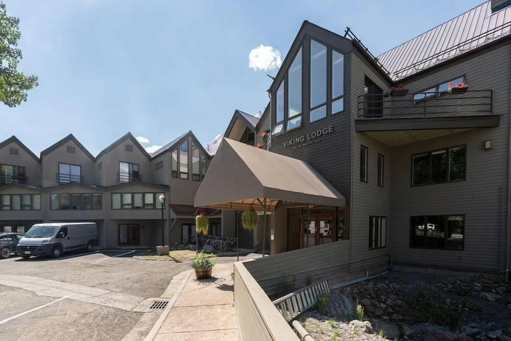 Riverfront, Blocks To Ski! Mtn Views + Hot Tub @ Viking Lodge 217 1 Bedroom Condo by RedAwning