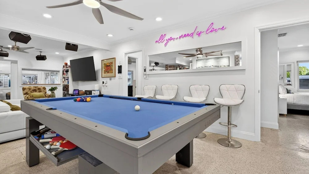 Casa Pineapple Social by Avantstay Spa, Game Room, EV Charger Near Las Olas + Fort Lauderdale Beaches Sleeps 16