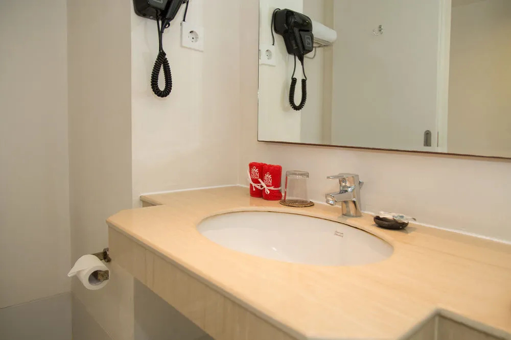 ZenRooms Kuta Jerman Beach