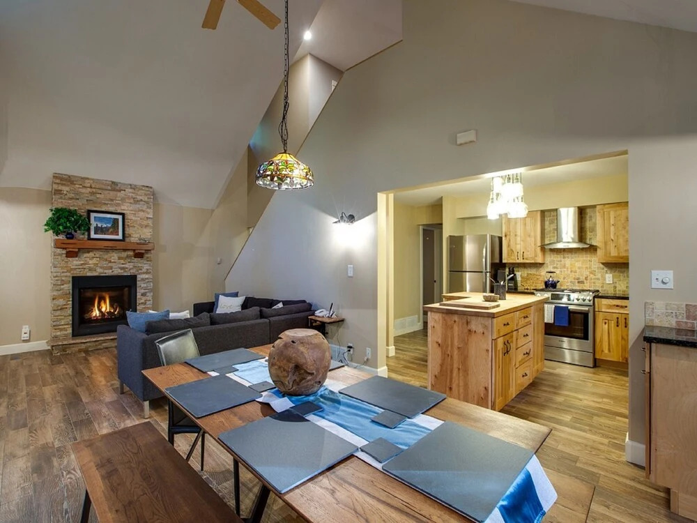 69SL - Upscale - Hot Tub - Wi-Fi - BBQ - Sleeps 8