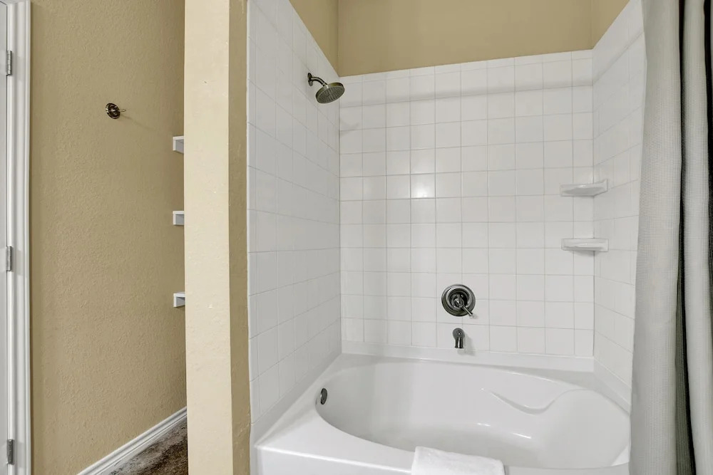 Romantic Oasis W/hot Tub Near Fred and Wineries!