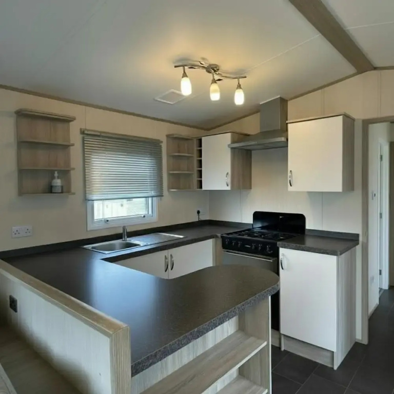 Comfortable 3-Bed Caravan - Combe Haven