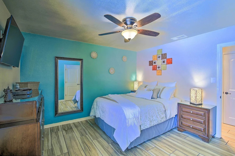 San Antonio Oasis w/ Hot Tub, Pool & Outdoor Bar!