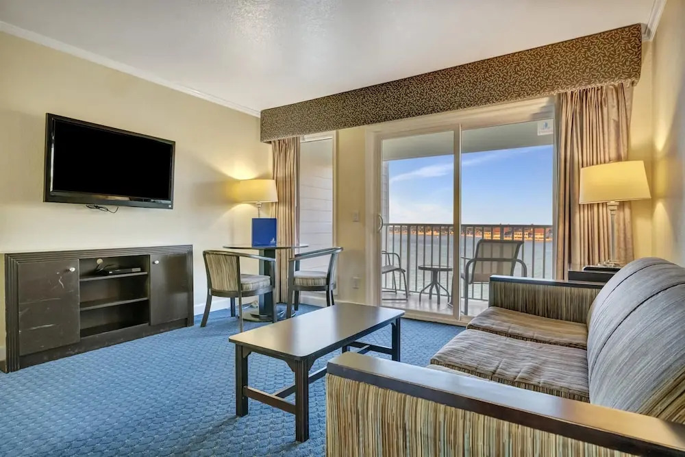 Waterfront Resort Condo Balcony Heated Pool