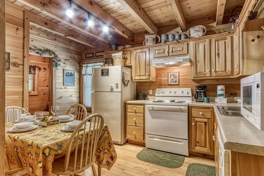 Mystic Mountain - Great Location! Close To All The Action! 2 Bedroom Cabin by RedAwning