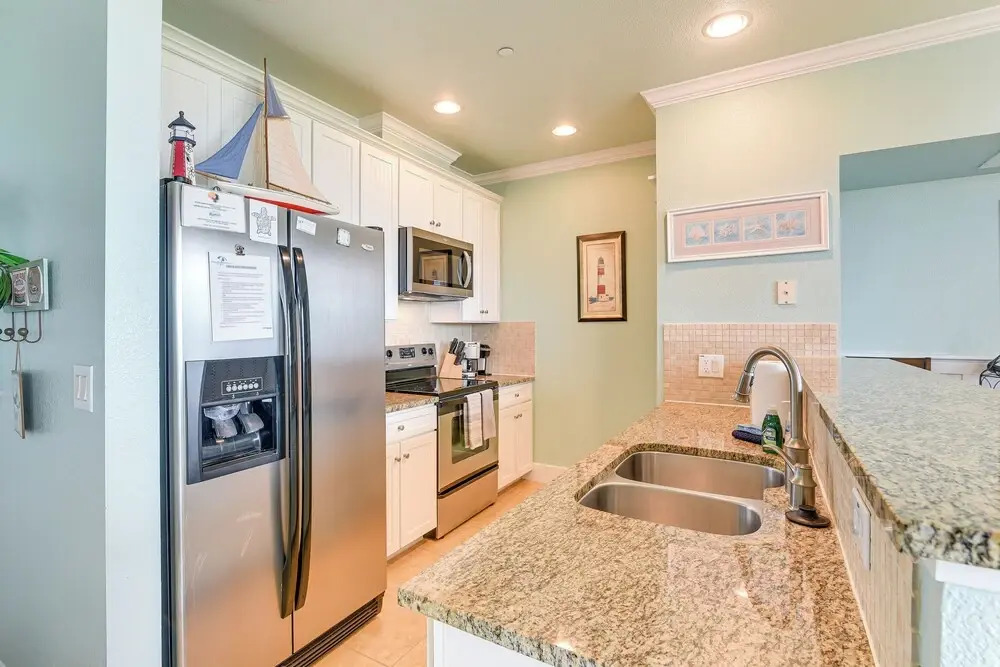 Walk to Beach: Condo w/ Bay View in Galveston