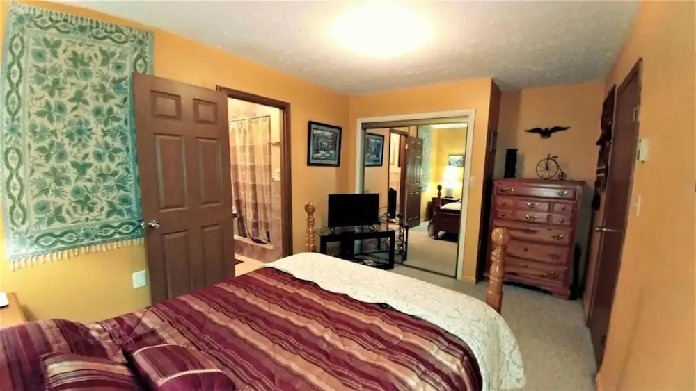 A_lazy_river_cabin