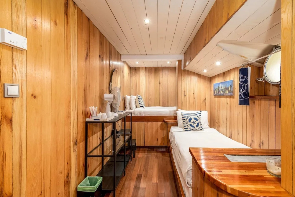 Luxury Canary Wharf House Boat