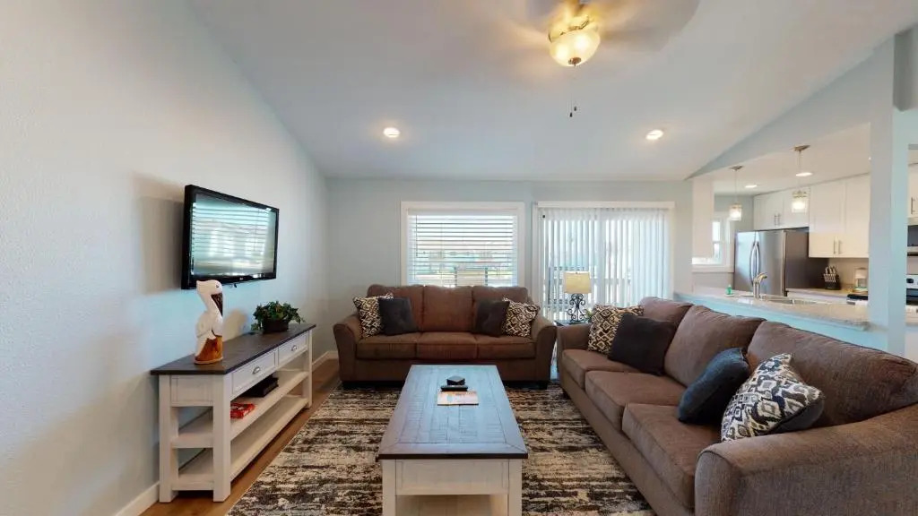 AH-H229 Newly Remodeled Second Floor Condo, Overlooking PoolHot Tub