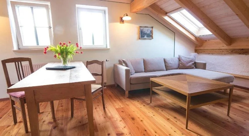 Wald Apartments bei Schlossgaststätte Hohenberg - Seeshaupt, südlicher Stanberger See, kostenfrei Parken, Ladestation für Auto und Fahrad, WLAN, Natur pur