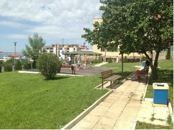 Yanis Guest House