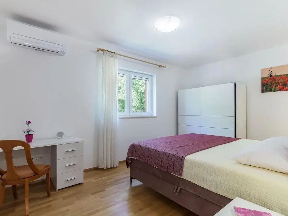 Large Holiday Home With Swimming Pool