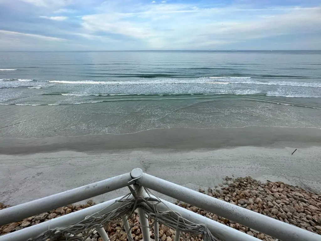 Lovely Ocean front for 5; It sleeps up to 12.