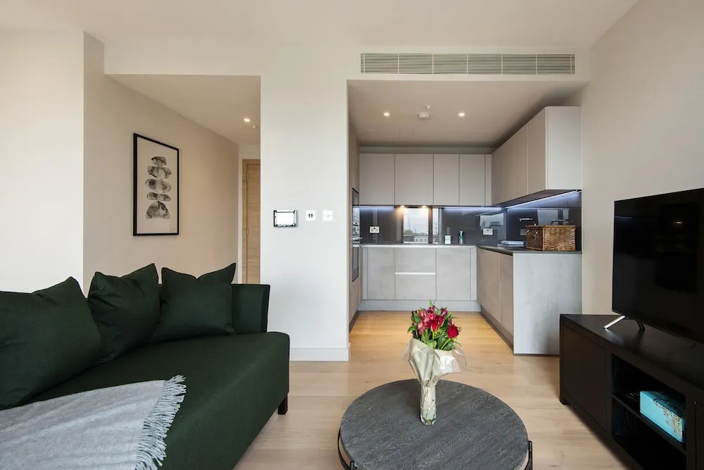 Contemporary Victoria Home by the River Thames
