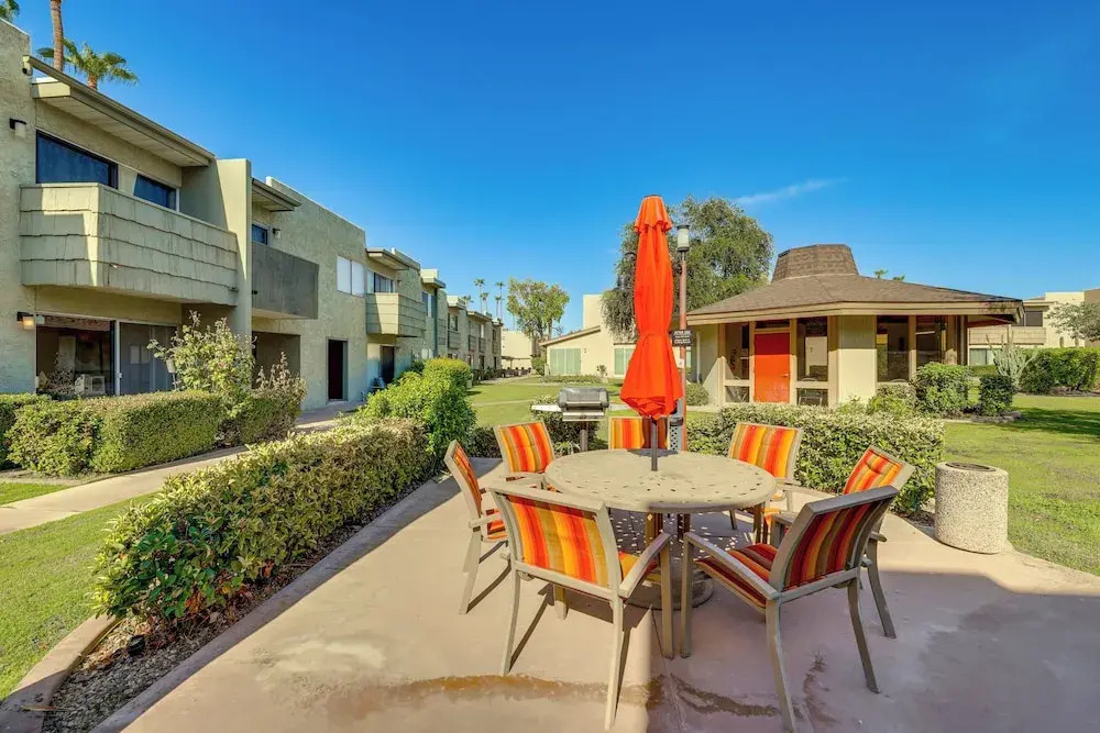 Unwind Poolside, Walk to Old Town! Scottsdale Unit